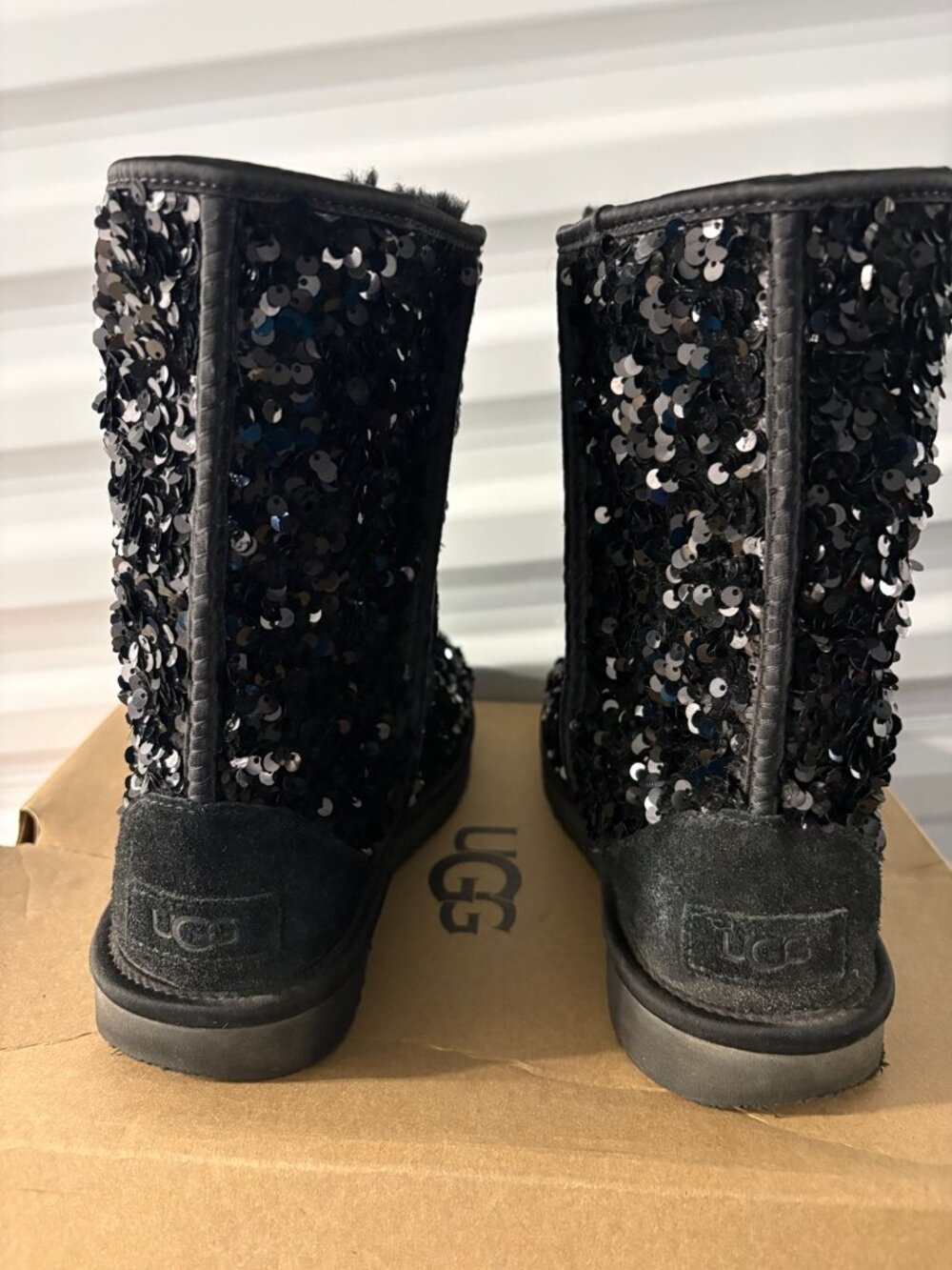 UGG Classic Short Chunky Sequin boots in women’s size 9 - Picture 3 of 4